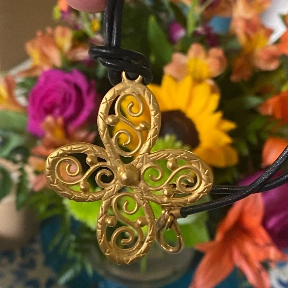 𝅺gold tone choker style necklace on leather cord